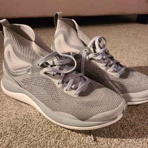 lululemon chargefeel MID never worn, grey size 7